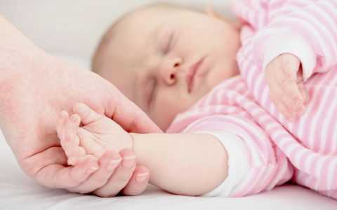 双侧卵巢多囊表现是病吗？多囊卵泡会排出去吗？